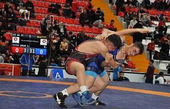 Kars’ta U15 Türkiye Güreş Şampiyonası başladı: Milli takım yolunda kıran kırana mücadele