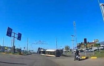 Kavşakta kontrolden çıkan tır devrildi: Faciadan dönülen kaza kamerada