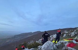Kayalıklarda mahsur kalan keçiyi arama kurtarma ekipleri kurtardı