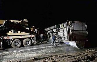 Kayan tır devrildi, Ankara-Tokat karayolu saatlerce ulaşıma kapandı