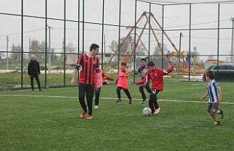 Kaymakam Bayram ilkokul öğrencileri ile halı saha maçı yaptı