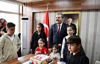 Kaymakamlıktan 23 Nisan’da doğan çocuklar için jest