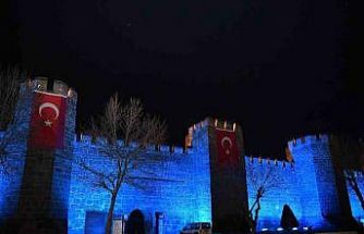 Kayseri Büyükşehir, tarihi surları mavi ışıkla aydınlatarak otizm farkındalığına dikkat çekti