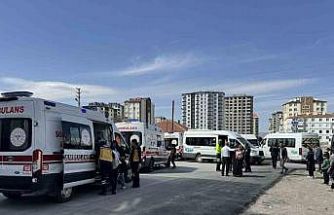 Kayseri’de iki servis aracının çarpıştığı kaza anı güvenlik kamerasında