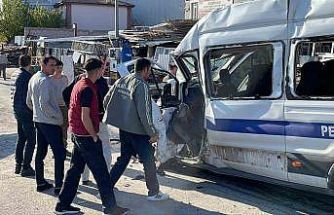 Kayseri’de işçi servisi ile kamyon çarpıştı: 8 yaralı