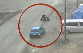 Kaza atlatan otomobil geri dönüp motosiklete çarptı: O anlar kamerada