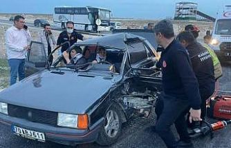 Kaza sonrası araçta sıkışan karı kocayı itfaiye kurtardı