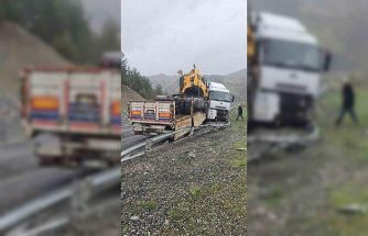 Kaza yapan tırı taşıyordu: O tır da kaza yaptı