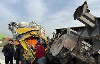 Kazada tırdan devrilen konteyner araçları hurdaya çevirdi
