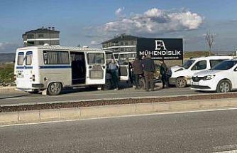 Kazadan sonra ters yöne giren minibüs hafif ticari araçla çarpıştı: 1’i çocuk 4 yaralı