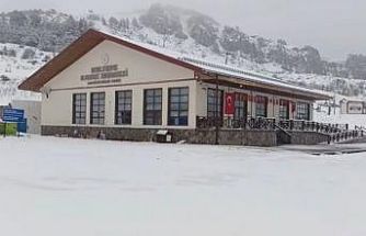 Keltepe Kayak Merkezi nisan ayında beyaz örtüyle kaplandı