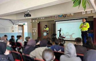 Kemah’ta öğrenci ve öğretmenlere trafik eğitimi verildi