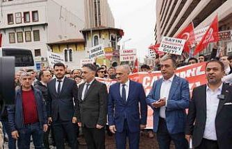 Kemeraltı esnafı, otopark sorununa çözüm için kepenk kapatıp yürüyüş düzenledi