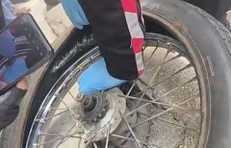 Kendi rızasıyla evindeki esrarı polise teslim etti, uyuşturucuyu motosiklet lastiğine gizlediği ortaya çıktı