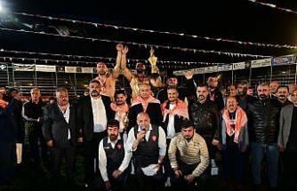 Kepez’de 12 yıl sonra er meydanı kuruldu: 984 pehlivan kıyasıya mücadele etti