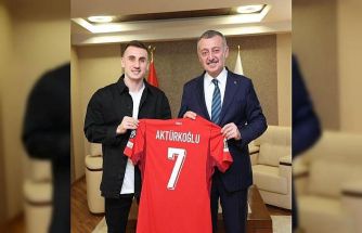 Kerem Aktürkoğlu’ndan Başkan Büyükakın’a ay-yıldızlı forma