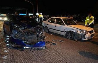 Kırmızı ışık ihlali yapan sürücü otomobile çarptı: 1 yaralı