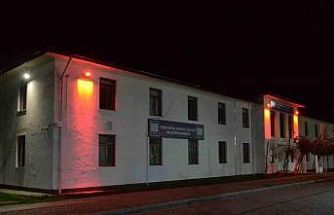 Kırmızı ışıklar eşit yaşam için yandı