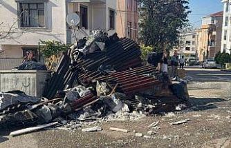 Kocaeli’de tadilatta olan binanın çatısı alevlere teslim oldu