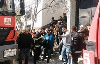 Komşusunu kurtarmak isterken yangının ortasında kaldı