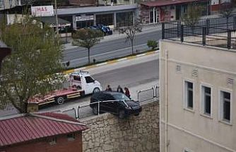 Kontrolden çıkan araç istinat duvarında asılı kaldı