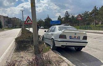 Kontrolden çıkan araç orta refüje çıktı, sürücü yaralandı