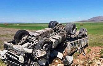 Kontrolden çıkan kamyon devrildi, sürücüsü yaralandı