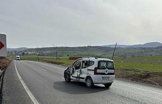 Kontrolden çıkan kamyonet karşı şeride geçerek ticari araçla çarpıştı: 1 yaralı