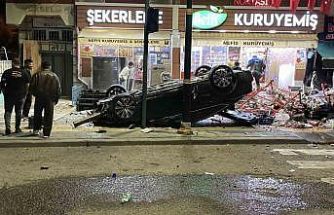 Kontrolden çıkan otomobil 2 iş yerine çarparak devrildi