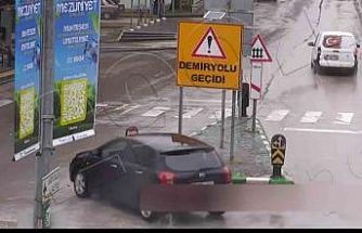 Kontrolden çıkan otomobil durakta bekleyenleri teğet geçti: O anlar kamerada