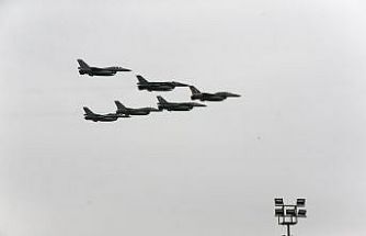 Konya’da SOLOTÜRK ve Türk Yıldızları’ndan öğrencilere 23 Nisan gösterisi