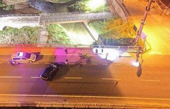 Köprü korkuluklarına çarpan otomobil hurdaya döndü: 3 yaralı