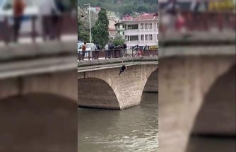 Köprüden nehre atlayan şahsı ekipler kurtardı: O anlar kamerada