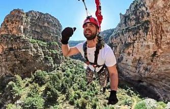 Korku ve heyecan bir arada: Mersin’de 5 saniye süren 220 metreden halatla atlama çılgınlığı