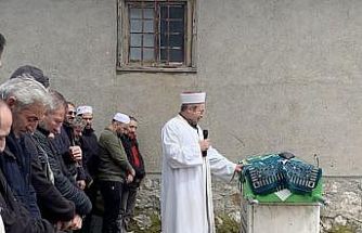 "Köyün neşesi" engelli genç herkesi gözyaşlarına boğdu: İmam ayakta durmakta güçlük çekti