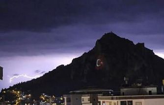 Kozan Kalesi’nde şimşekler görsel şölen oluşturdu