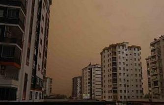 Kozan’da çöl tozu etkili oldu, sağanakla birlikte çamur yağdı