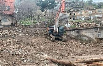 Kozluk’ta vatandaşların kabusu haline gelen çamurlu köy yolları onarıldı