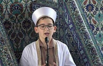 Küçük yaşta büyük an: 9 yaşında 3 bin kişiye ilk hutbesini okudu