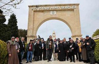 Küçükçekmece Belediyesi emekli çiftleri Çanakkale’ye götürdü