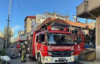 Küçükçekmece’de iki katlı binada çıkan yangın söndürüldü