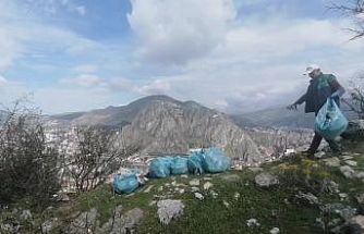 Kuşkonmaz için çıktığı dağda 6 torba çöp topladı