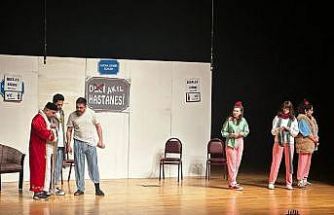 Kütahya’da "Keçileri Kaçırıyorum" oyunu tiyatroseverlerle buluştu