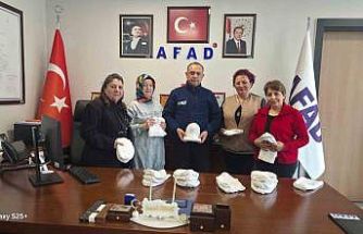 Kütahyalı kadınlar ördükleri bereleri AFAD’a teslim etti