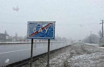 Lapa lapa yağan kar ilçeyi beyaza bürüdü