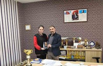 Lise öğrencisi kadın ölümlerini romanlaştırdı