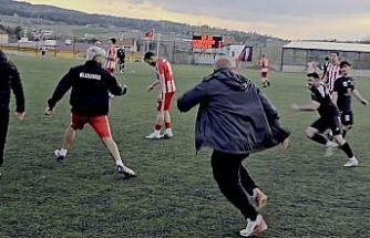 Maç sonunda saha içi bir anda ringe döndü