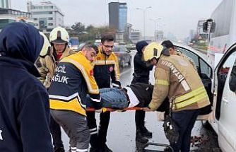Maltepe’de hafif ticari araç, servis minibüsüne arkadan çarptı: 1 yaralı