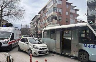 Maltepe’de minibüs araca çarptı: Kaza anı kamerada