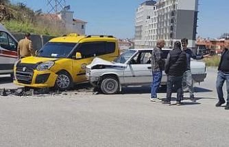 Manavgat’ta taksi ile otomobil çarpıştı: 2 yaralı